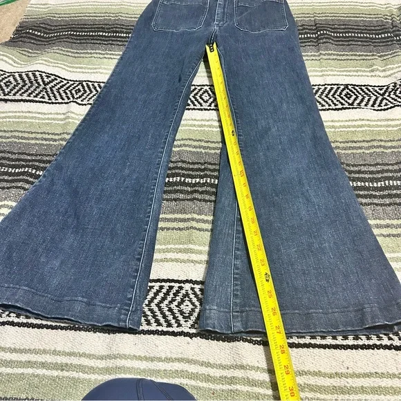 Show me your mumu bell bottom jeans high waisted dark wash size 30 square pocket - Picture 6 of 9